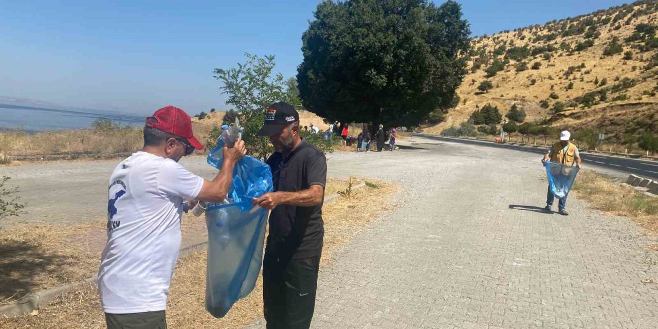 Doğaseverler Van Gölü sahilinde çöp topladı