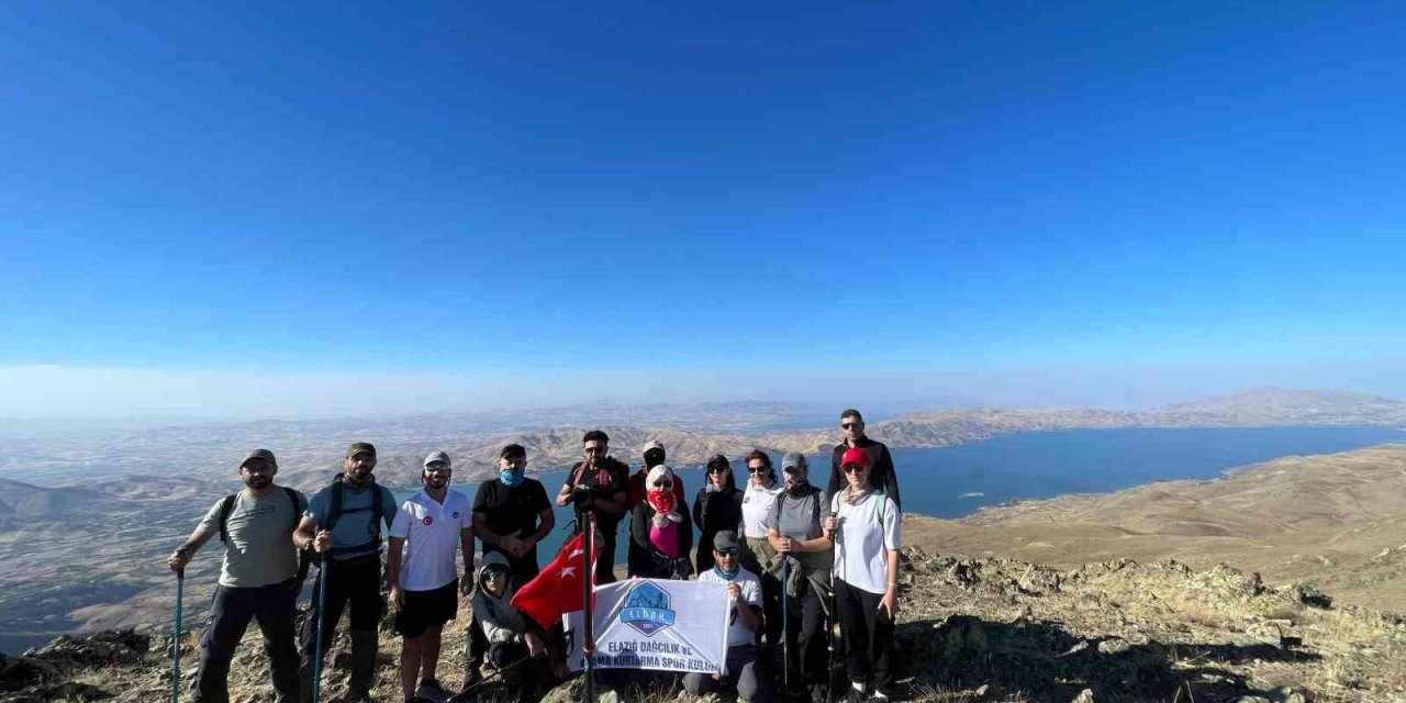 Türk Bayrağı Hazarbaba Dağı zirvesinde dalgalandı