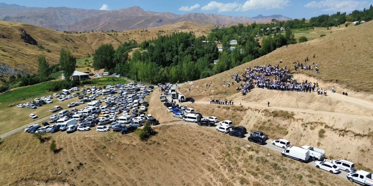 Kazada hayatını kaybeden aynı aileden 5 kişi gözyaşları içinde toprağa verildi