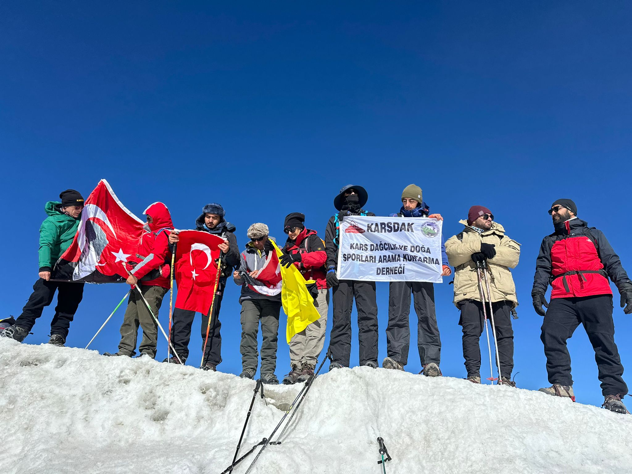KARSDAK ekibi bu sene de Ağrı Dağı’nın zirvesinde