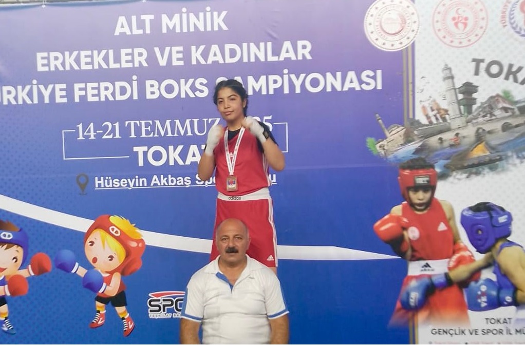 Karslı Minik Boksör Ezelsu Tip Türkiye Şampiyonu Oldu