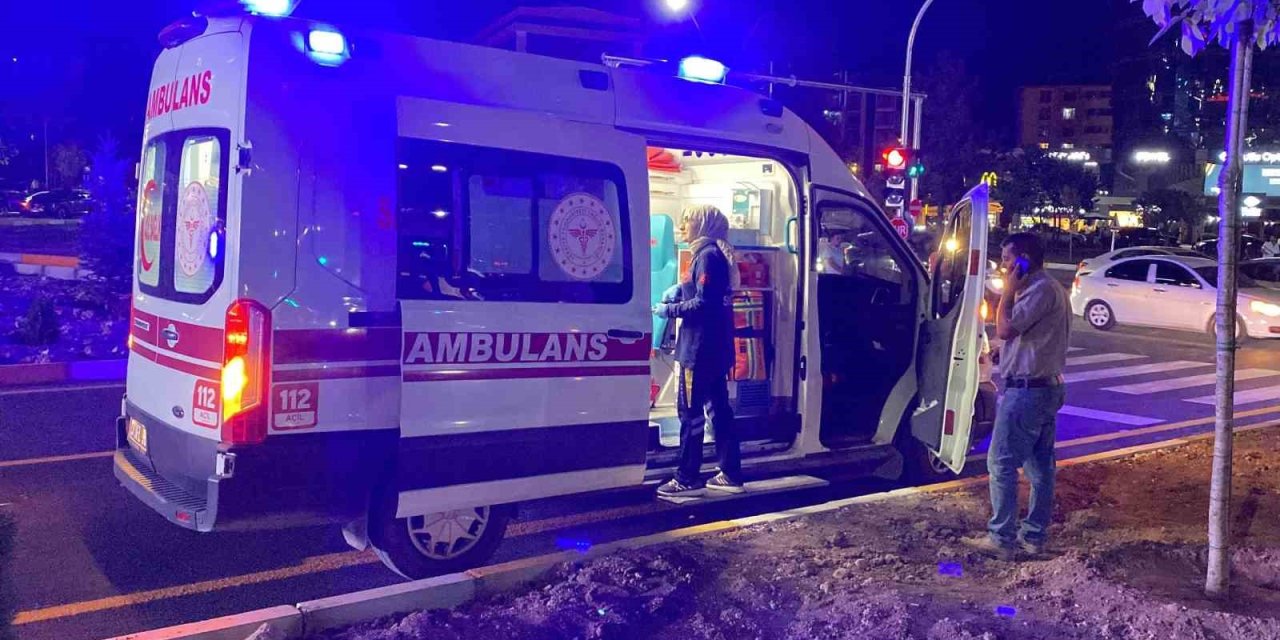 Elazığ’da ambulans otomobille çarpıştı: 3 yaralı