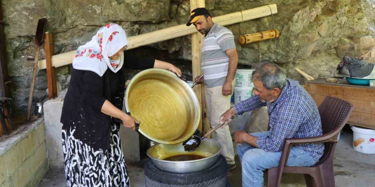 Karnavas’ta geleneksel yöntemler dut pekmezi