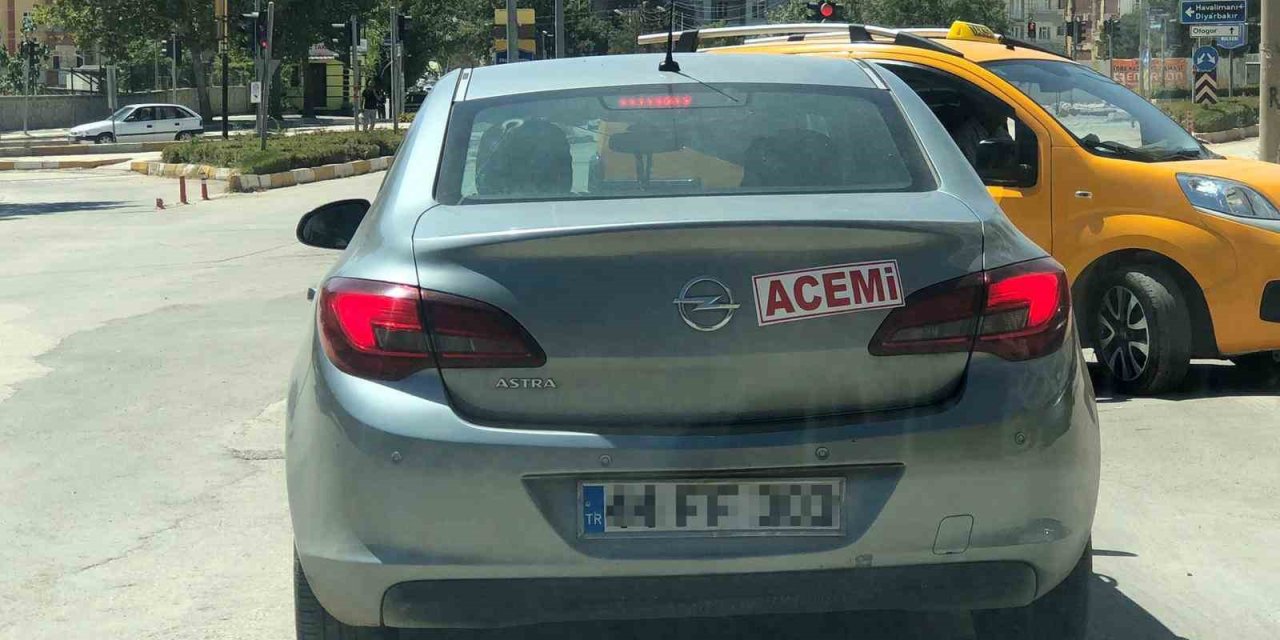 Aracının arkasına ‘acemi’ yazıp trafiğe çıktı