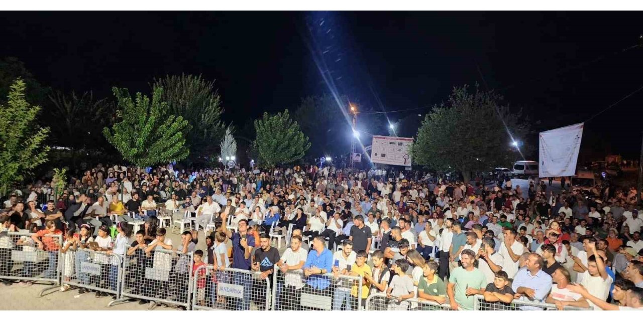 Üçocak’ta düzenlenen konserde vatandaşlar doyasıya eğlendi