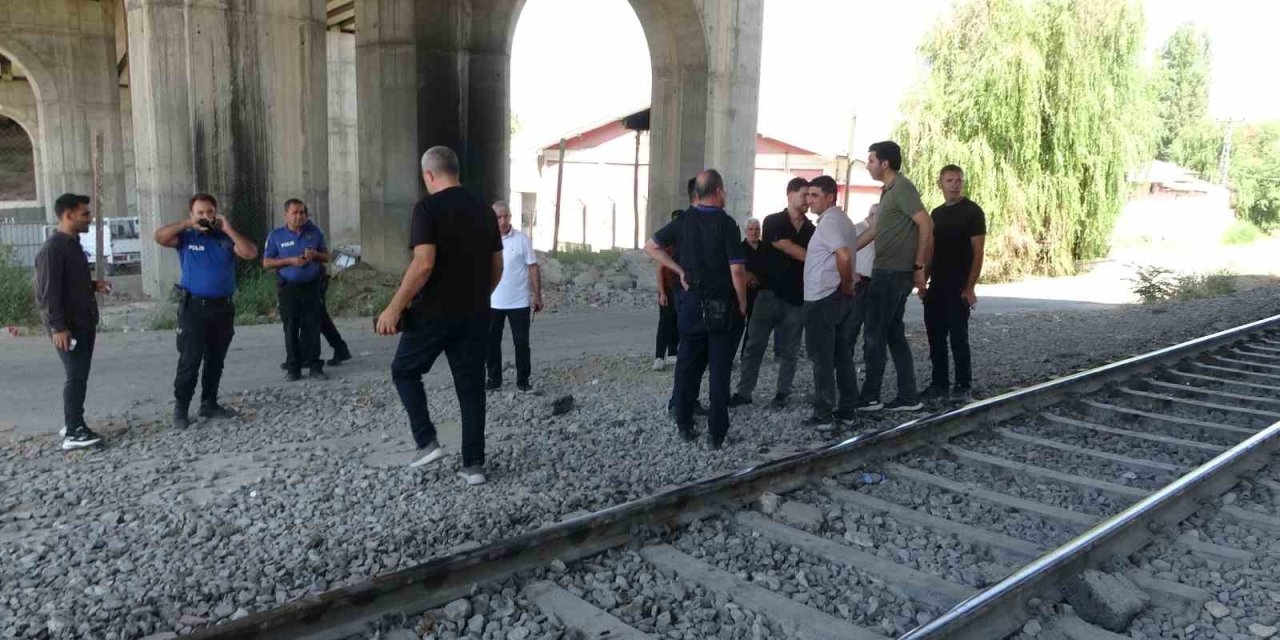 Malatya’da yük treninin çarptığı kişi hayatını kaybetti