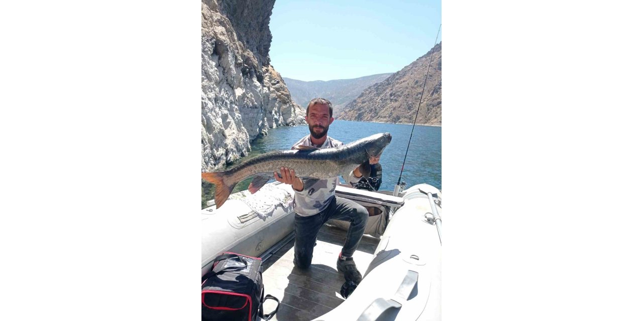 Elazığ’da amatör balıkçı, 11 kiloluk dev şabut yakaladı