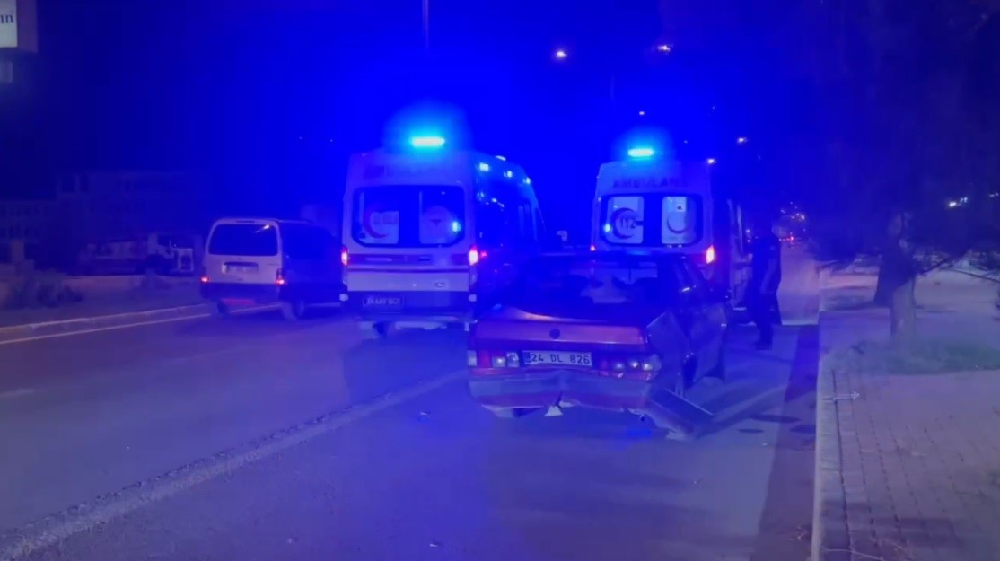 Erzincan’da iki otomobil çarpıştı: 3 yaralı