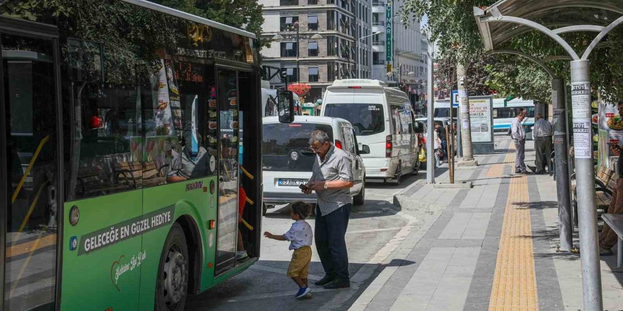 Van Büyükşehir Belediyesinin otobüsleri yeşile büründü