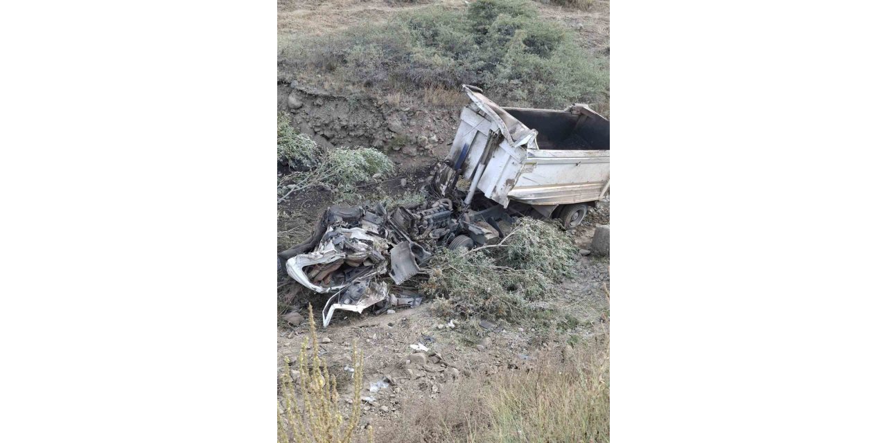 Kamyon şarampole uçtu: Sürücü ağır yaralı