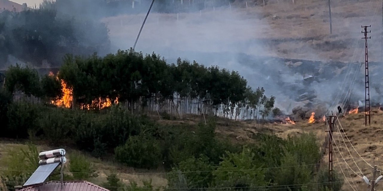 Yüksekova’da anız yangını