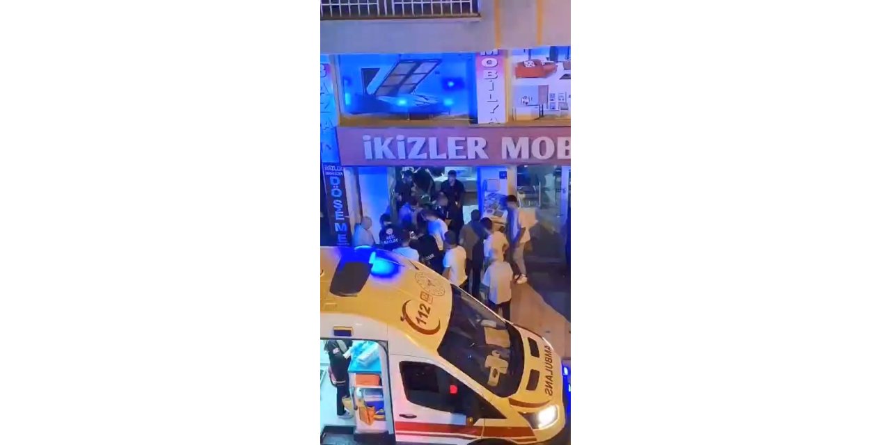 Motosiklet mobilya mağazasına girdi: 1 yaralı