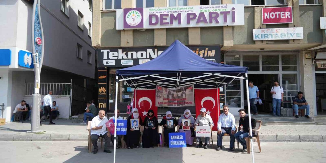 Muş’ta ailelerin evlat nöbeti sürüyor