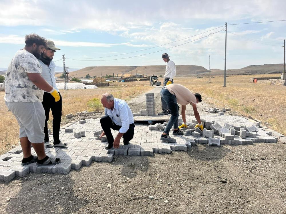 Akyaka’da köy içi yollar kilit parke taş döşeniyor
