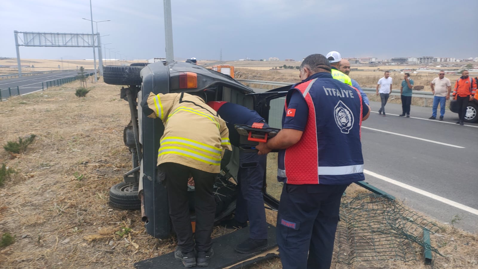 Kars'ta takla atan araçtan sürücü yaralı kurtarıldı