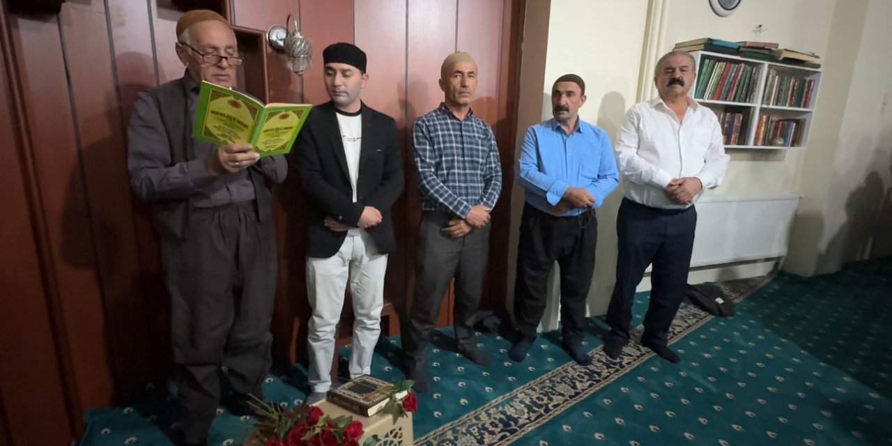 Yüksekova’da Mevlid Kandili coşkusu: Gül, şerbet ve tatlı ikramı renkli anlar yaşattı