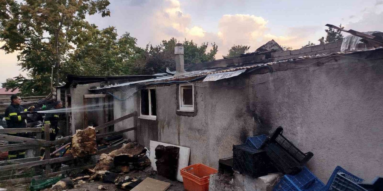 Odunlukta çıkan yangın itfaiyenin müdahalesiyle söndürüldü