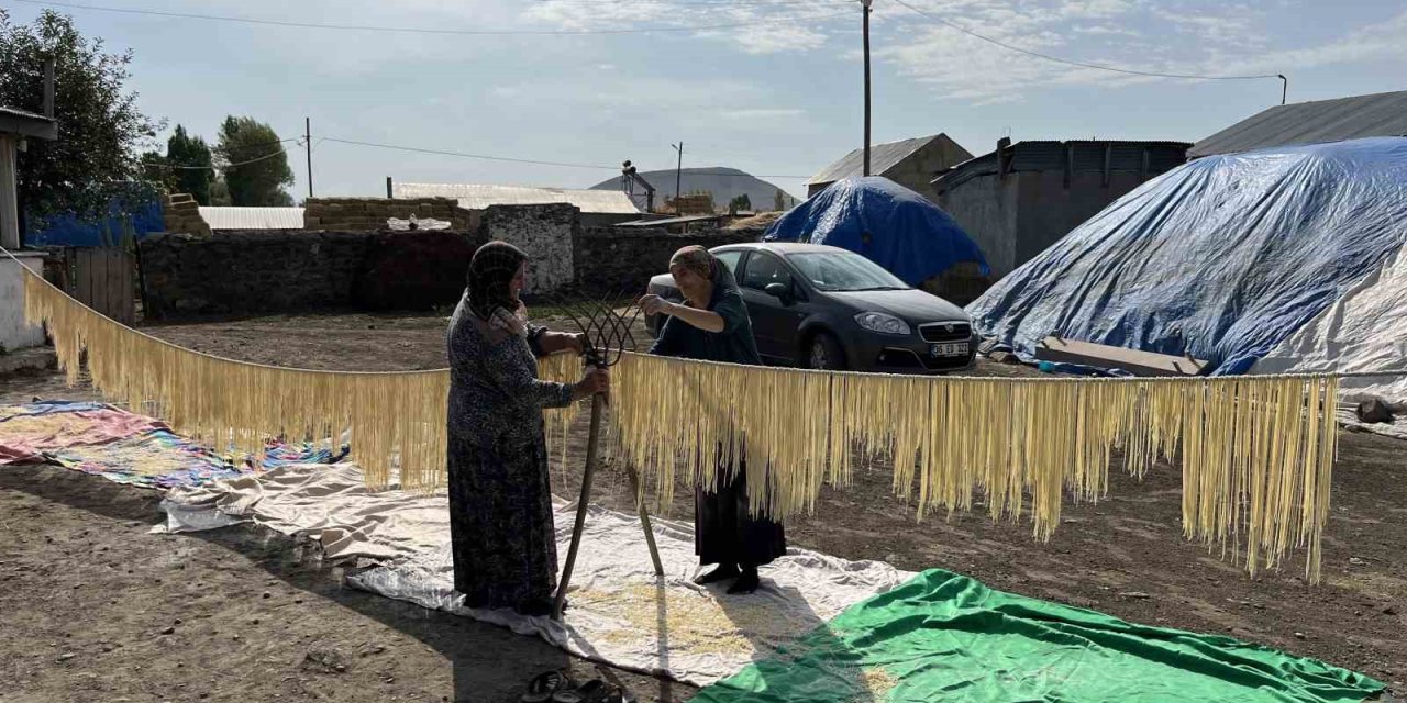 Kars’ta köylü kadınlar imece usulü erişte kesiyor