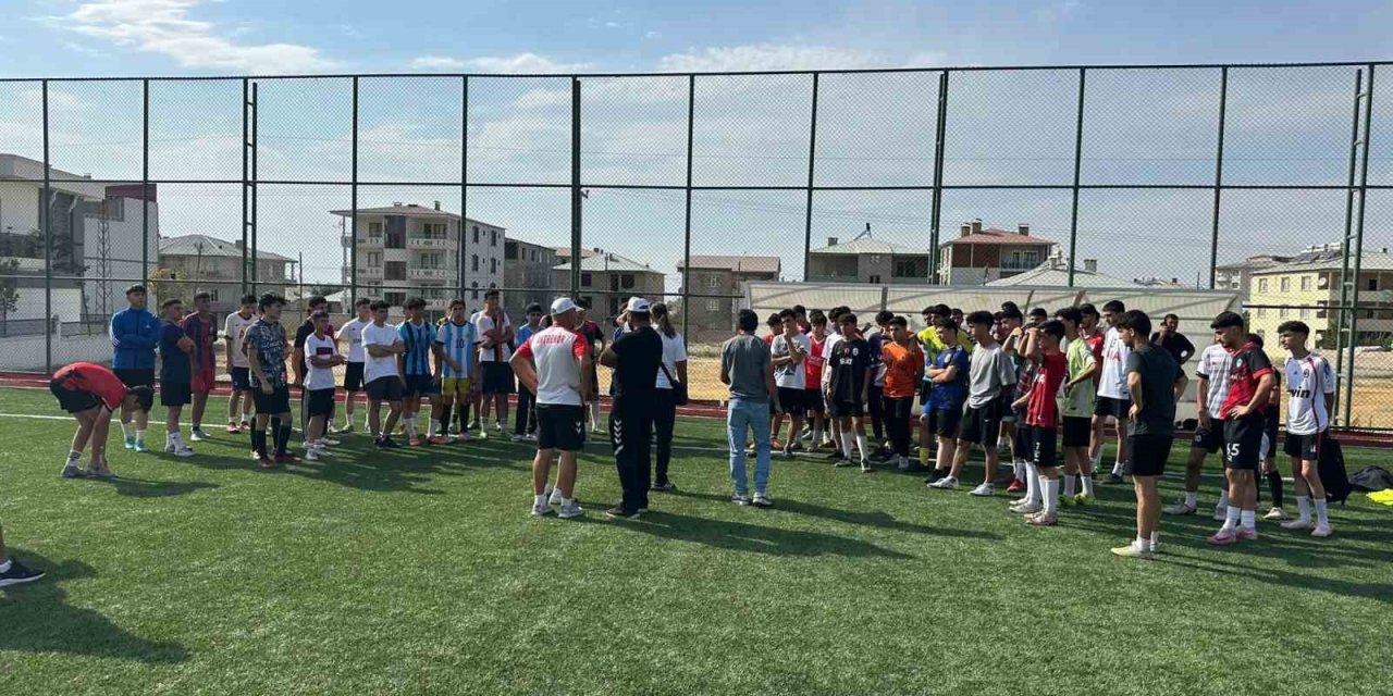 Van Büyükşehir Belediyespor futbolcu seçmelerine yoğun ilgi