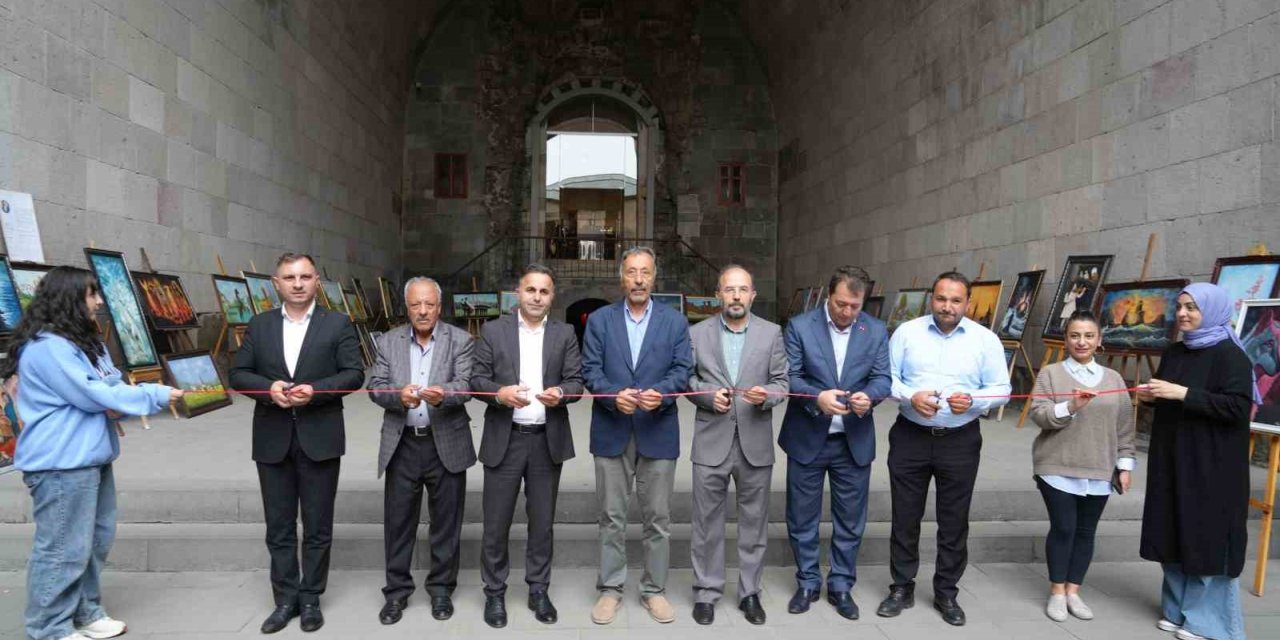 Tarihi Çifte Minareli Medrese’de resim sergisi