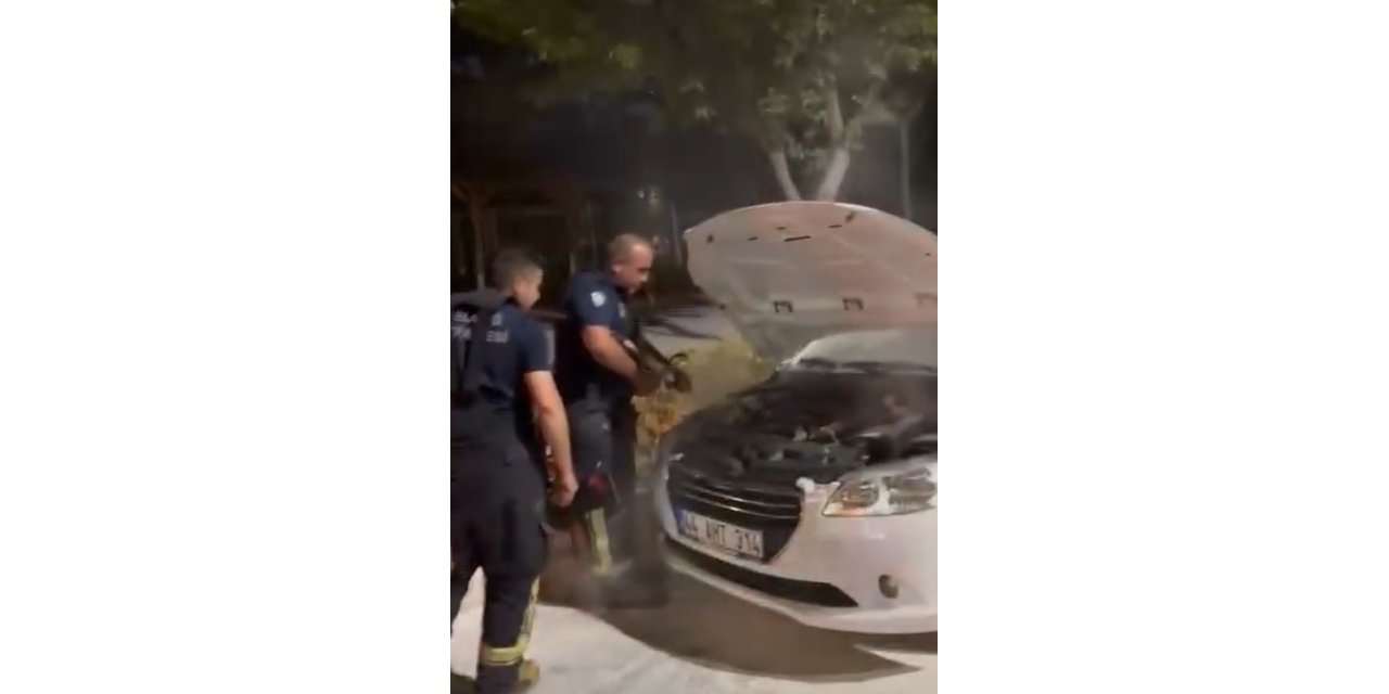 Elazığ’da seyir halindeki otomobil alev aldı