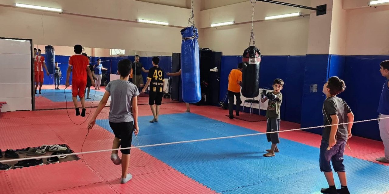 Hasköy’de gençlerin yoğun ilgi gösterdiği boks antrenmanları sürüyor