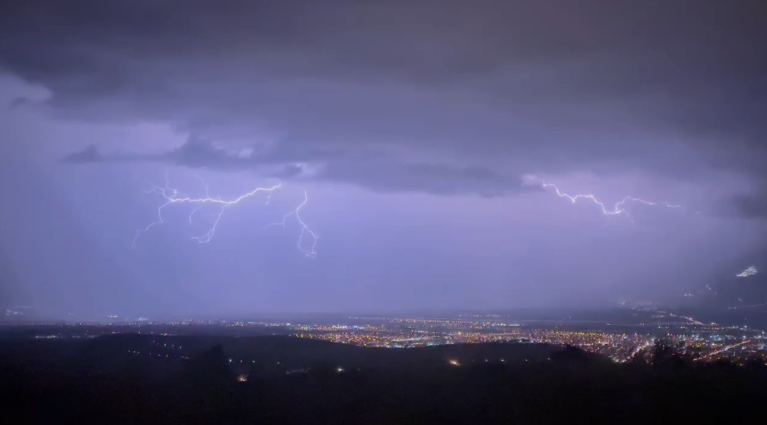 Erzincan’da geceyi aydınlatan şimşek ve yıldırımlar kamerada