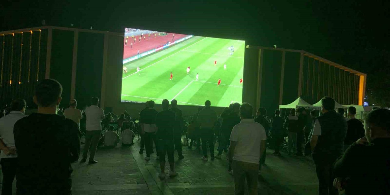 Erzincanlılar, A Milli Takım’ın galibiyet sevincini meydanda yaşadı