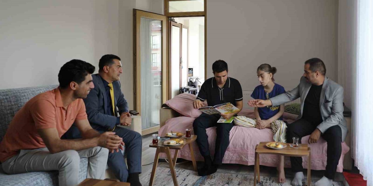 Kaymakam Güzel, evde eğitim gören öğrenciyle bir araya geldi