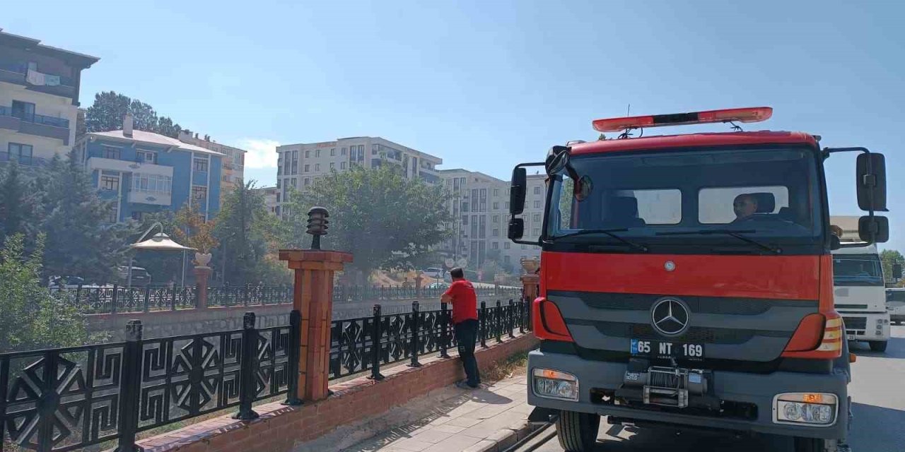 Van’da kuru ot yangını