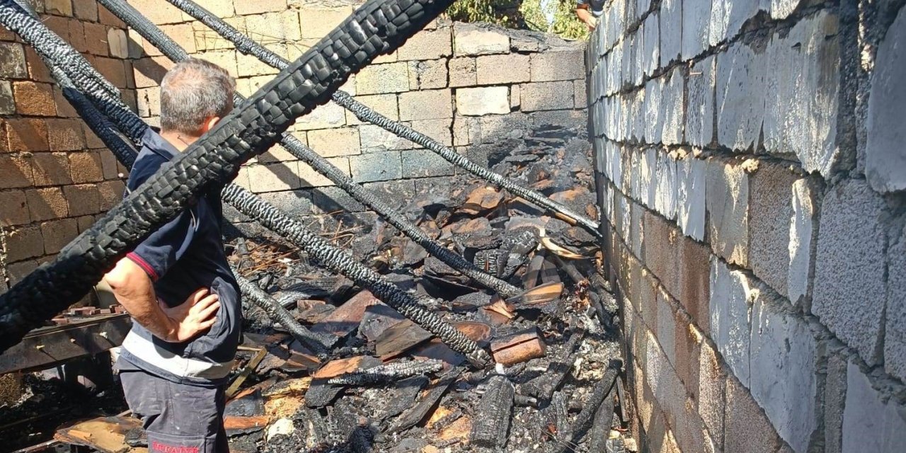 Van’da odunluk yangını