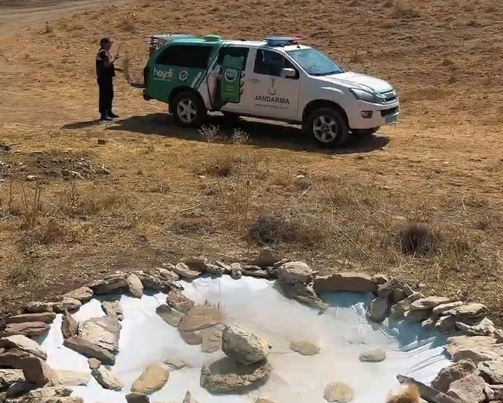 Van jandarmasından yaban hayatına minik su havuzları