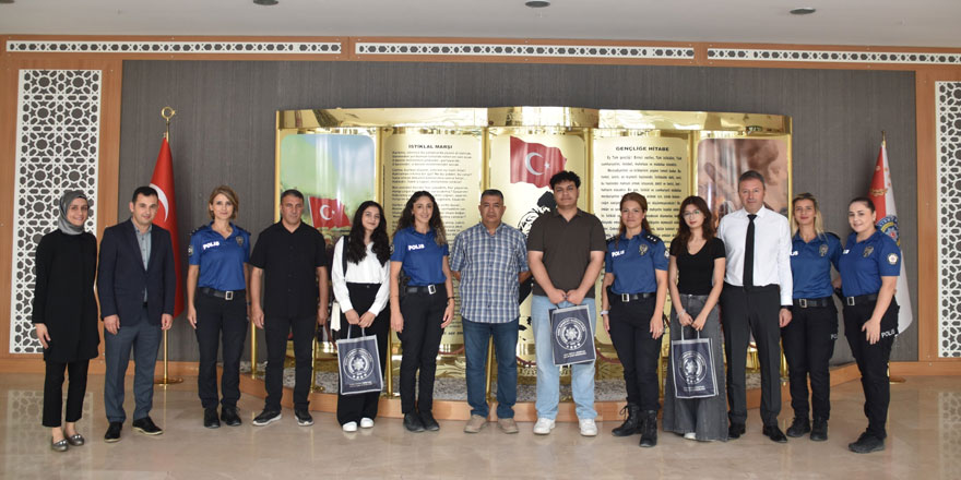 Kars'ta üniversiteyi kazanan polis çocukları ödüllendirildi