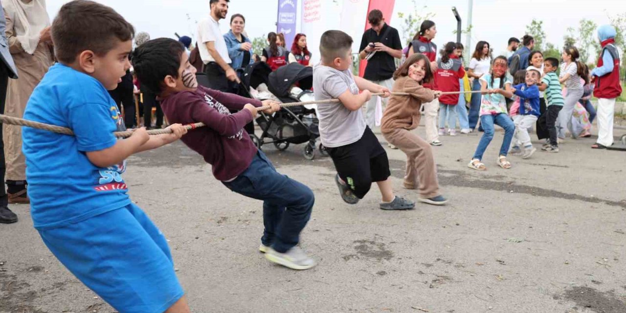 Ağrı’da çocuklar geleneksel oyunlarla doyasıya eğlendi
