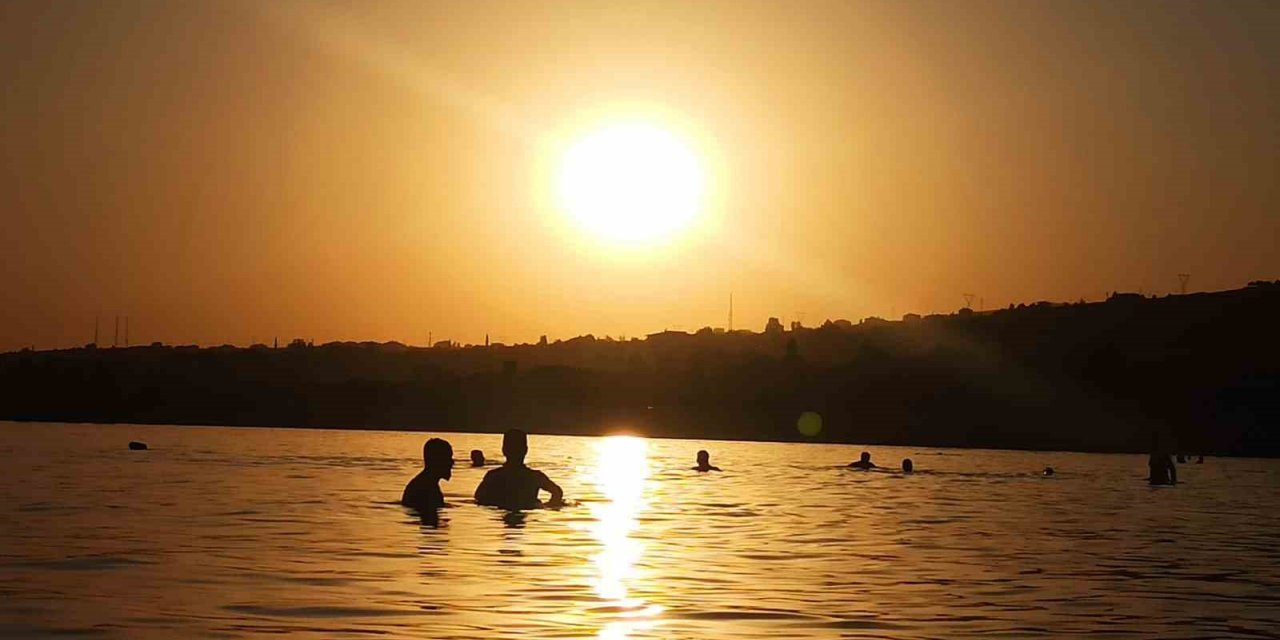 Van Gölü’nde gün batımında yüzme keyfi