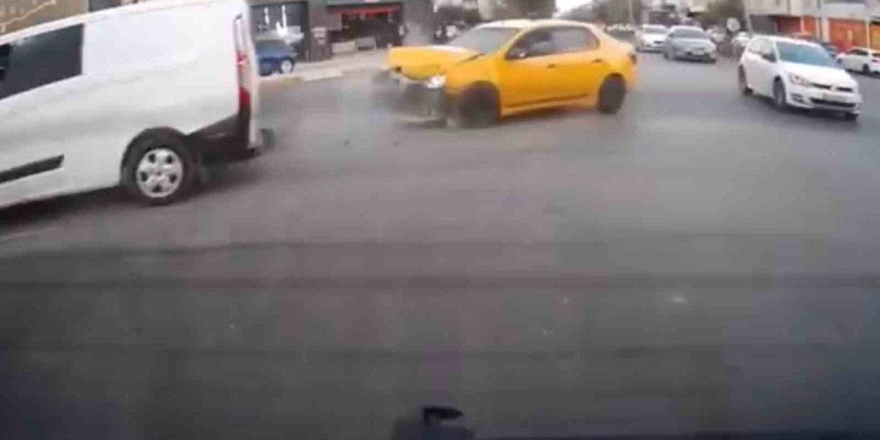 Elazığ’da trafik kazası kameralara yansıdı