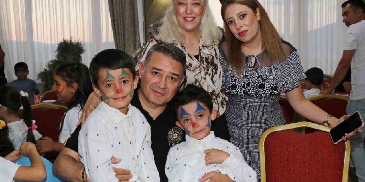 Uyum programına başlayan öğrencilere, polis evinde motivasyon programı