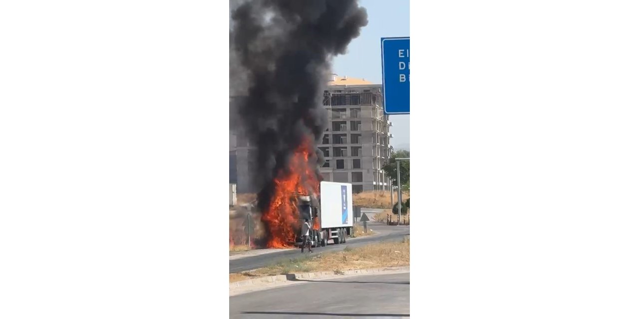 Elazığ’da tır alevlere teslim oldu