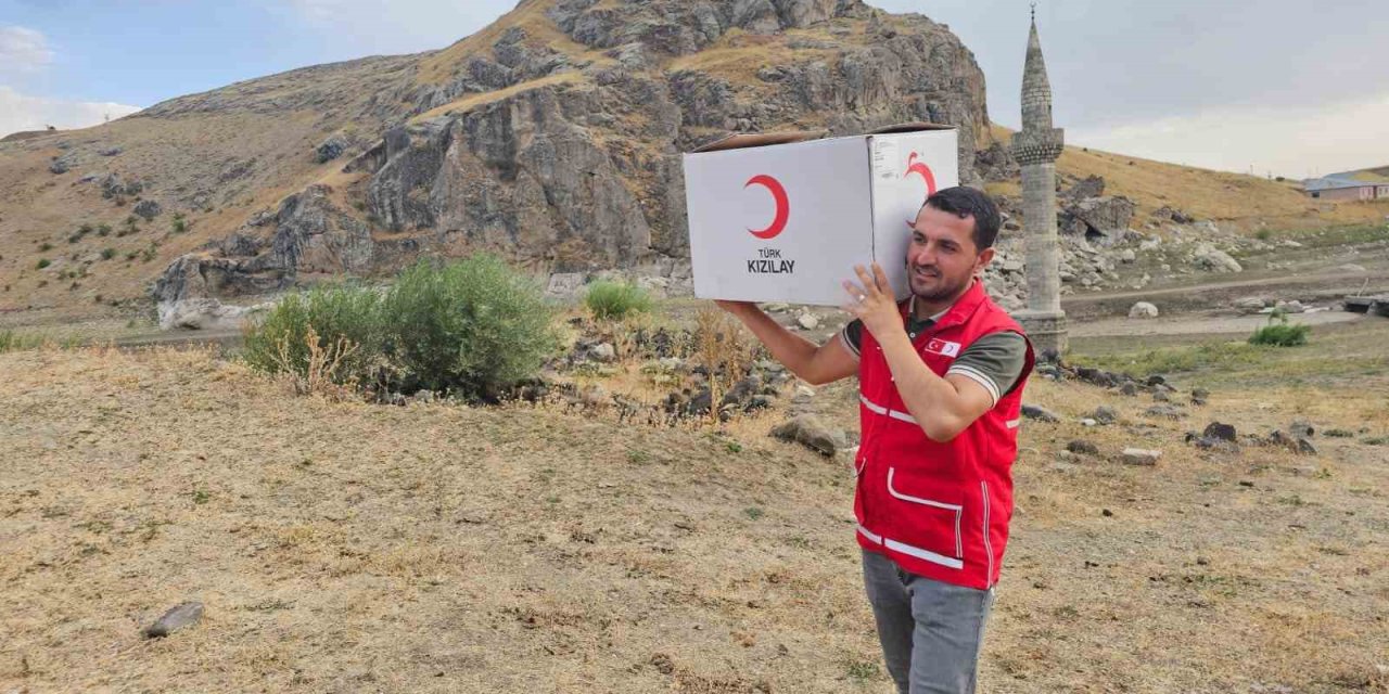 Kızılay gönüllüleri Ağrı’da köy ziyaretleriyle çocukları sevindirdi