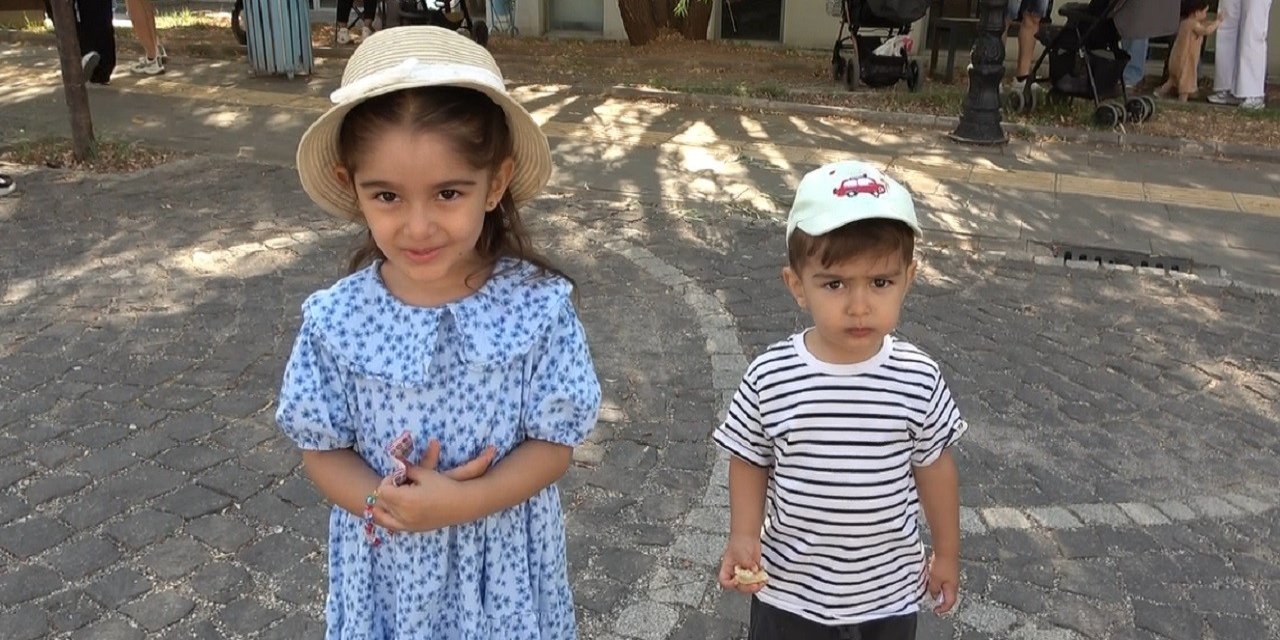 Anne ve babaları içeride ter dökerken çocuklar dışarıda bekledi