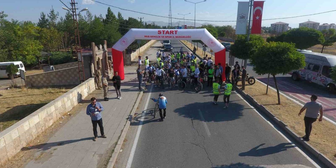 Bisiklet tutkunları Malazgirt’ten Ahlat’a tarihi rota için yollara düştü