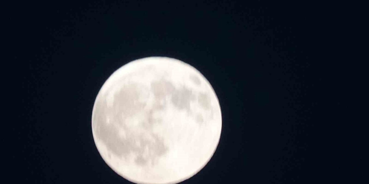 82 dakika sürecek "Kanlı Ay" tutulması başladı