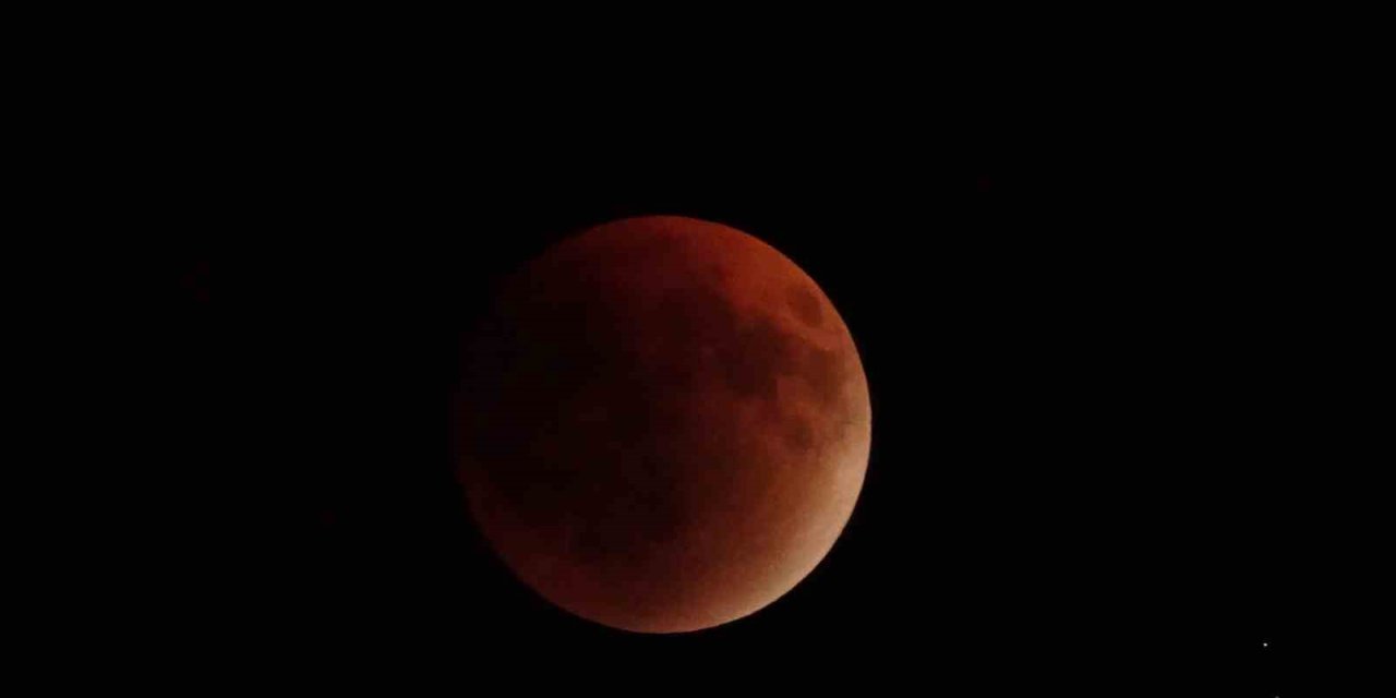 Muş’ta ’Kanlı Ay’ tutulması görüntülendi