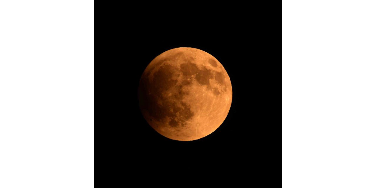 Ahlat’ta ’Kanlı Ay’ tutulması görüntülendi