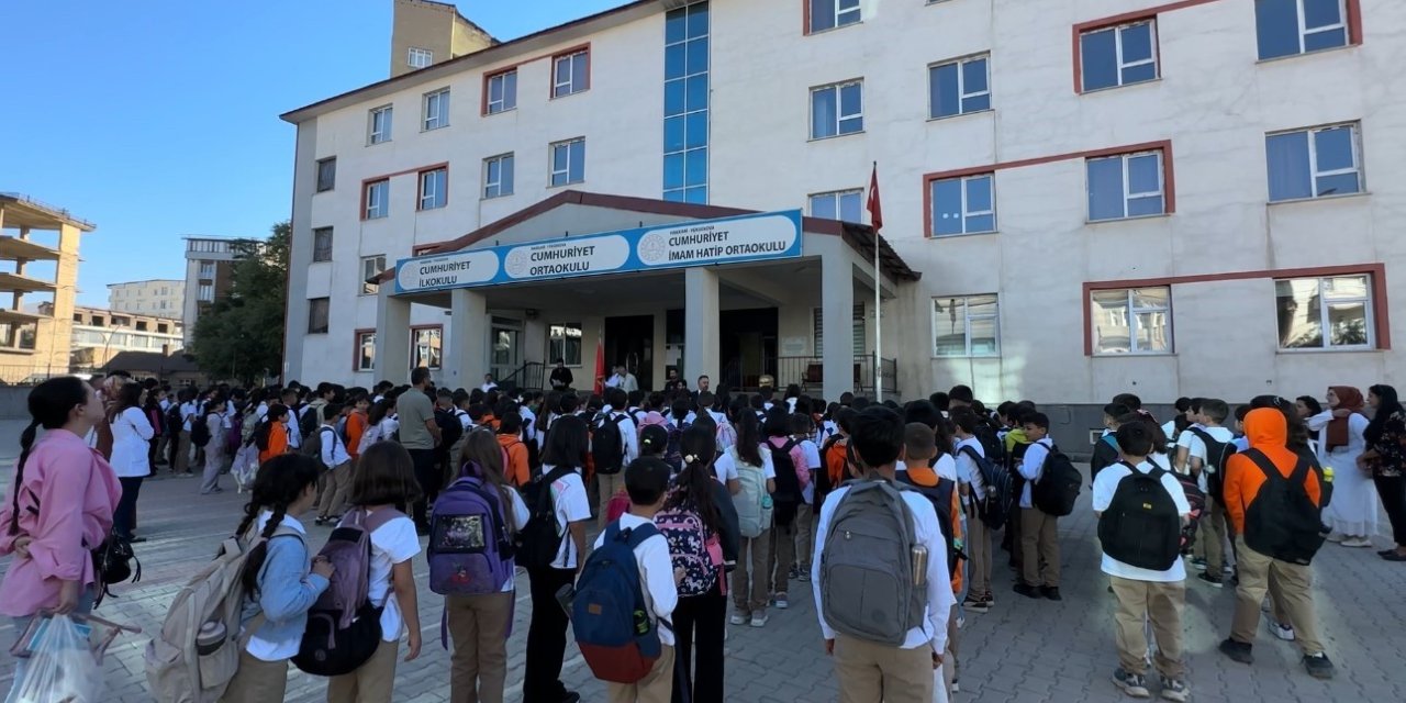 Yüksekova’da yeni dönem başladı: Okullar öğrenci sesleriyle yankılandı