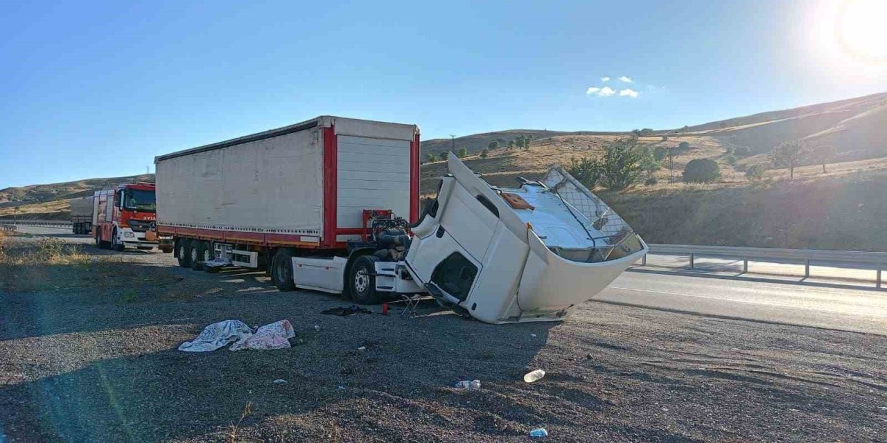 Karşı şeride geçen tır, devrilerek ikiye ayrıldı