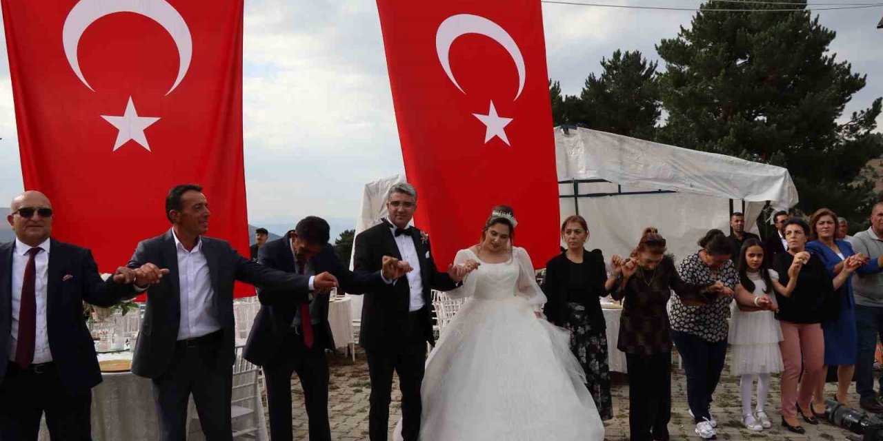 Festival havasında düğün