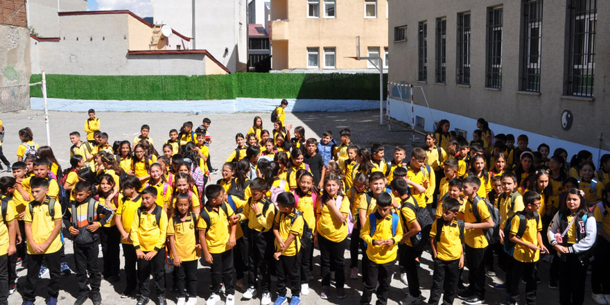 Kars'ta 5. sınıflar yeni okullarına heyecanla başladı