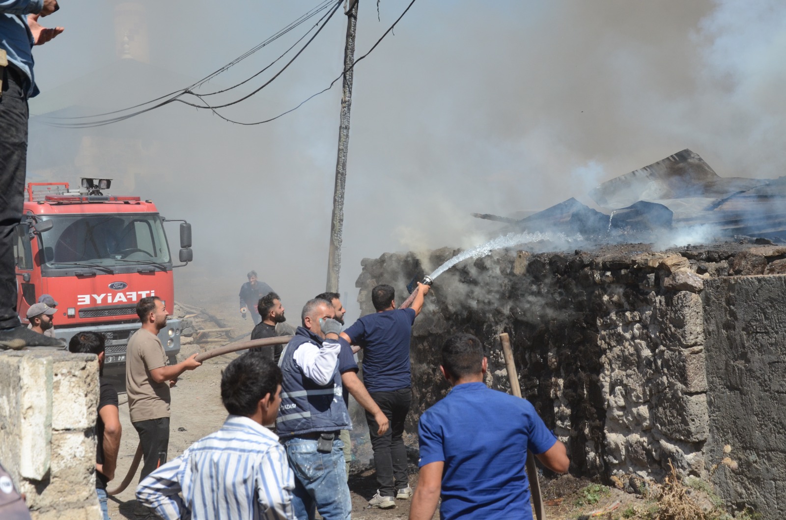 Kars’ta yangın; 2 ev ve 2 samanlık kül oldu