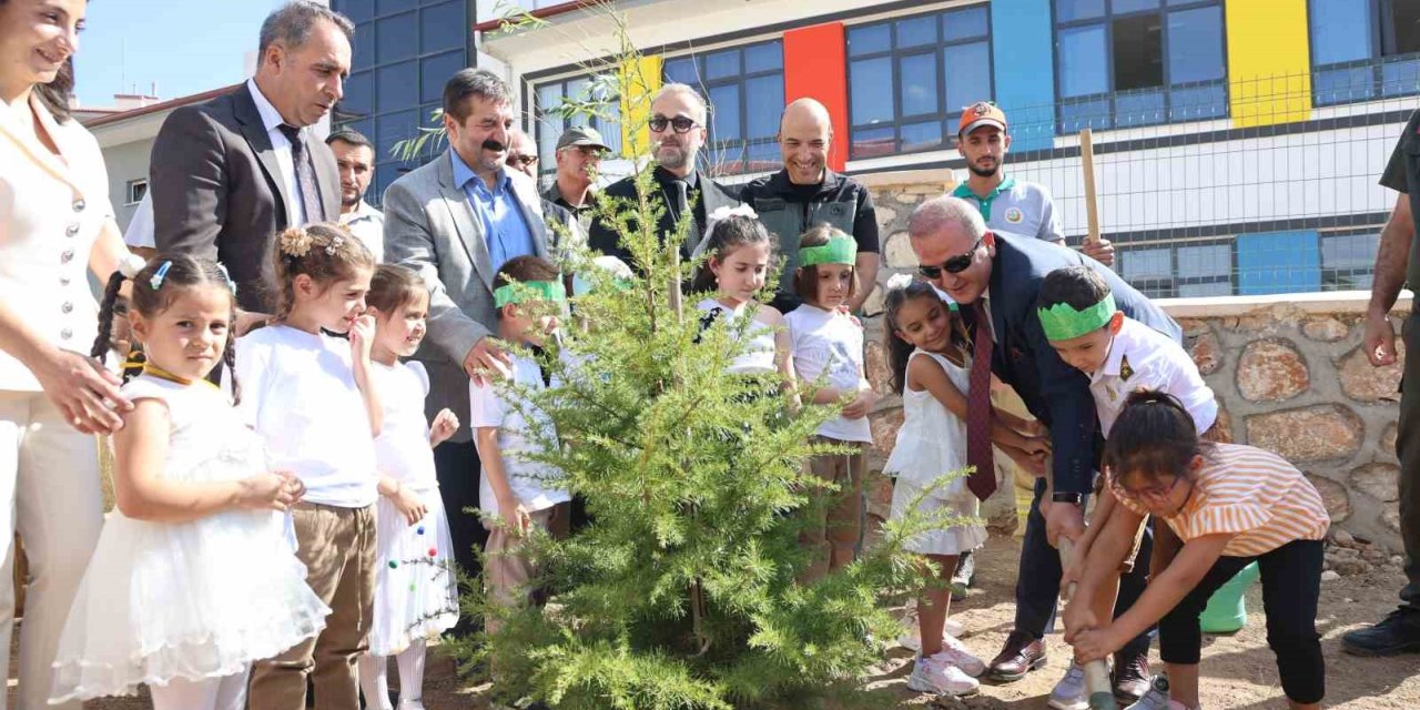 Minik öğrenciler, fidan dikerek okula başladı